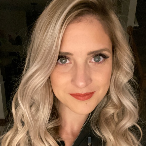 Meet your Posher, Kim! - Picture 2 of 5